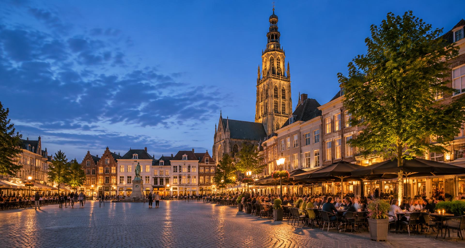De Grote Markt en Grote Kerk van Breda bij avond